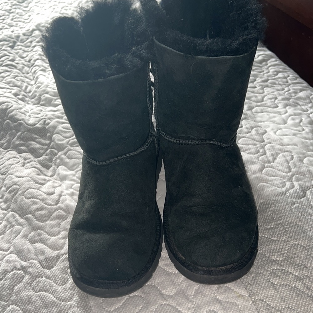 Short black Authentic Uggs; Size 5 in good condition - Picture 3 of 8